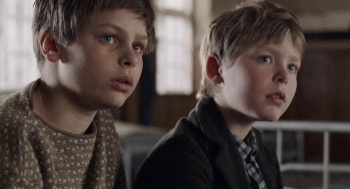 Elmer (Harald Kaiser Hermann) and his older brother Erik (Albert Rudbeck Lindhardt)